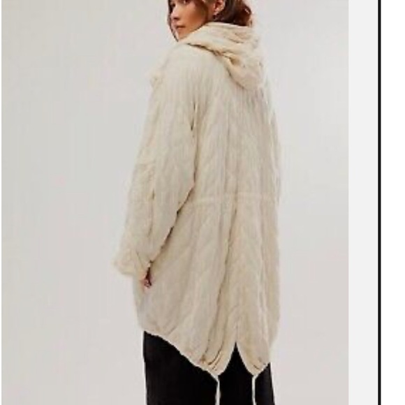 Free People - Oversized Parachute Quilted Ivory Jacket. Size Small. - Picture 5 of 12